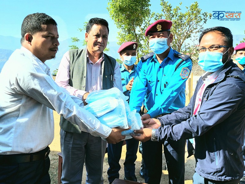 व्यवसायी बोहराद्धारा सल्ले विमानस्थल सुरक्षा पोष्टलाई मास्क हस्तान्तरण 